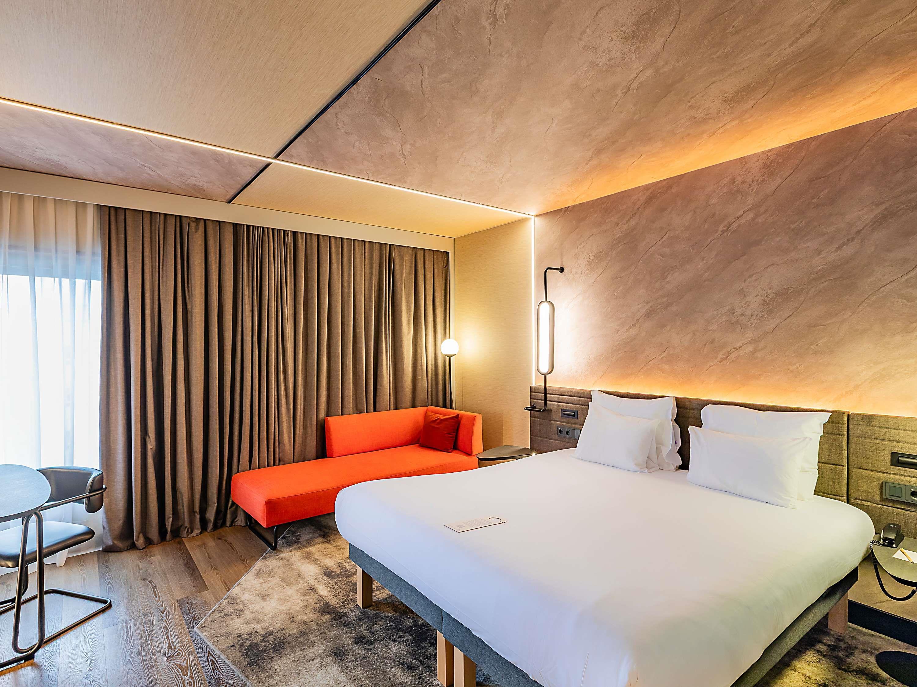 SUPERIOR, SINGLE, QUEEN BED