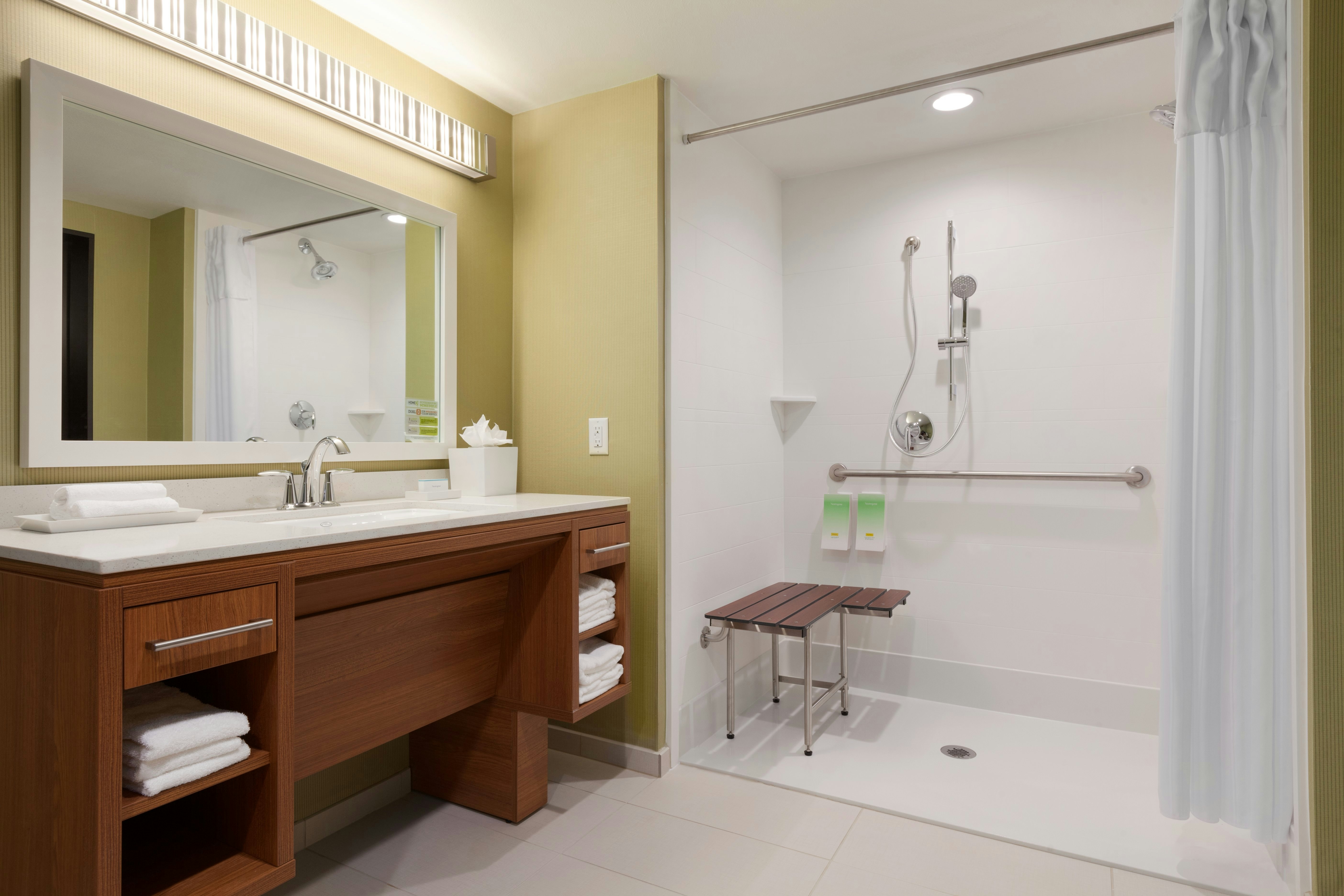 SUITE, KING BED, ACCESSIBLE