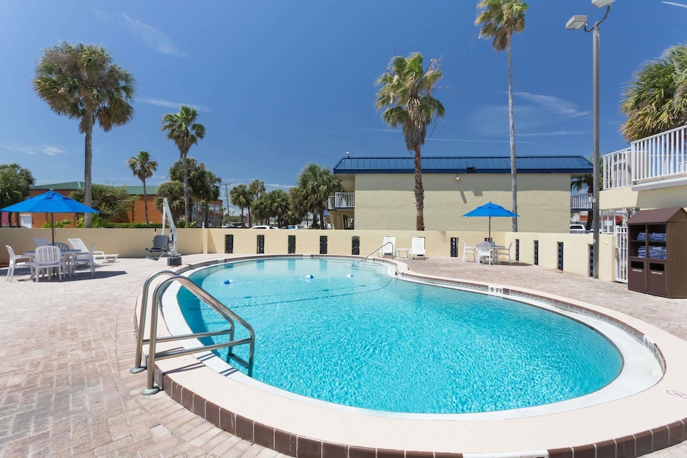Days Inn By Wyndham Cocoa Beach Port Canaveral 3/44