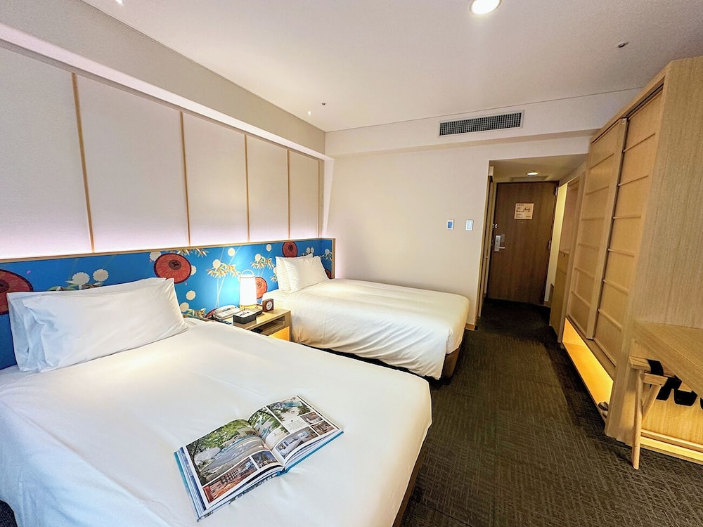 HOUSE, TWIN BEDS