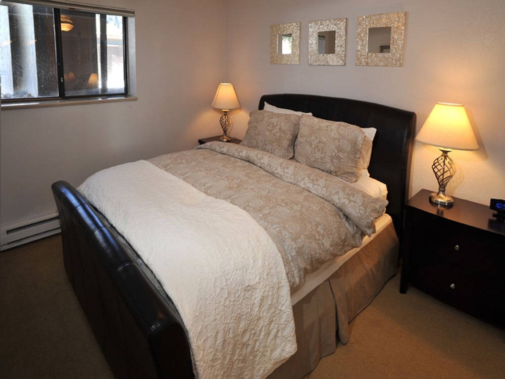 1 BEDROOM, CONDO, TRADITIONAL, QUEEN BED, MOUNTAIN VIEW, KITCHEN