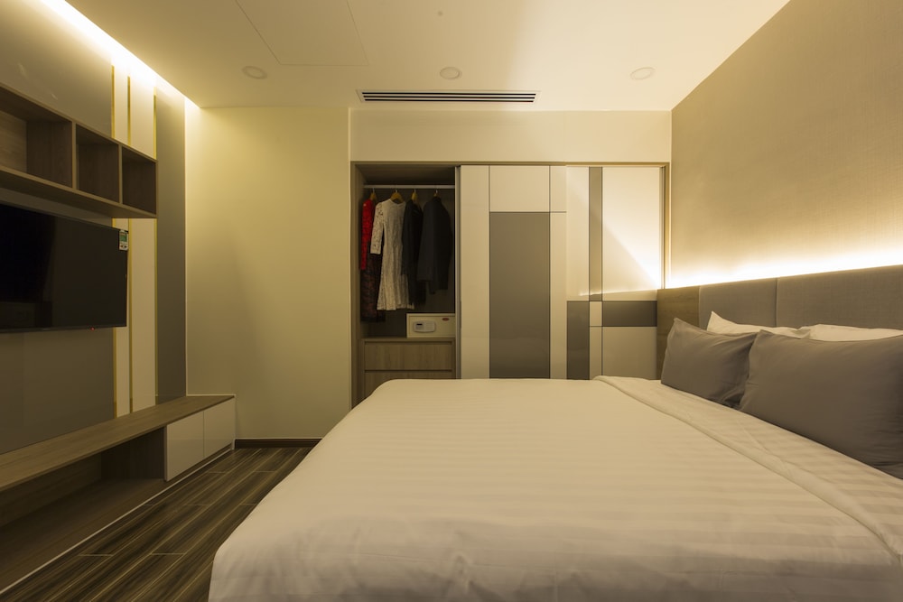 2 BEDROOMS, GRAND, SUITE, PARK VIEW