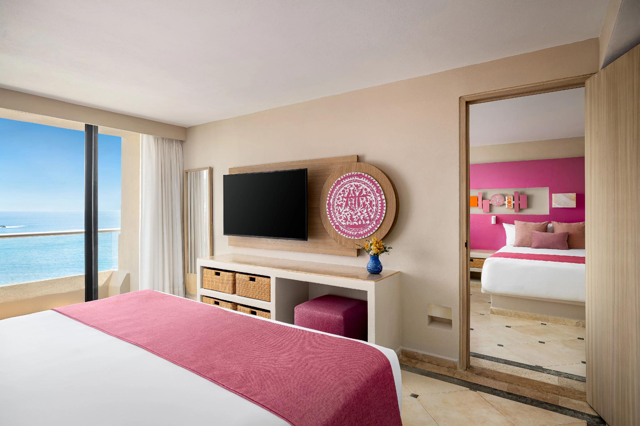 Sun Club, Connecting, Family, Suite