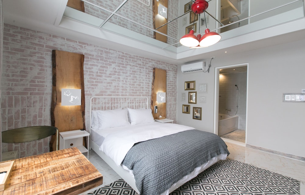 Italian Summer Boutique Hotel 11/74