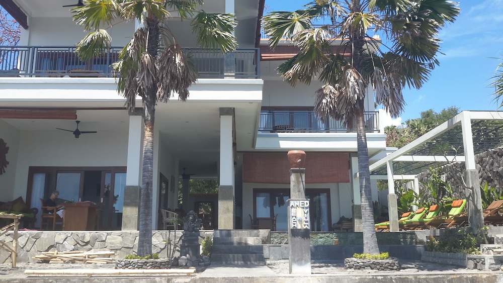 Amed Beach Villa 2/49
