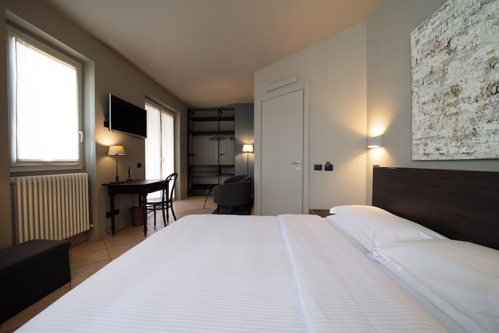 1 Bedroom, Superior, Queen Bed, Hill View, Balcony