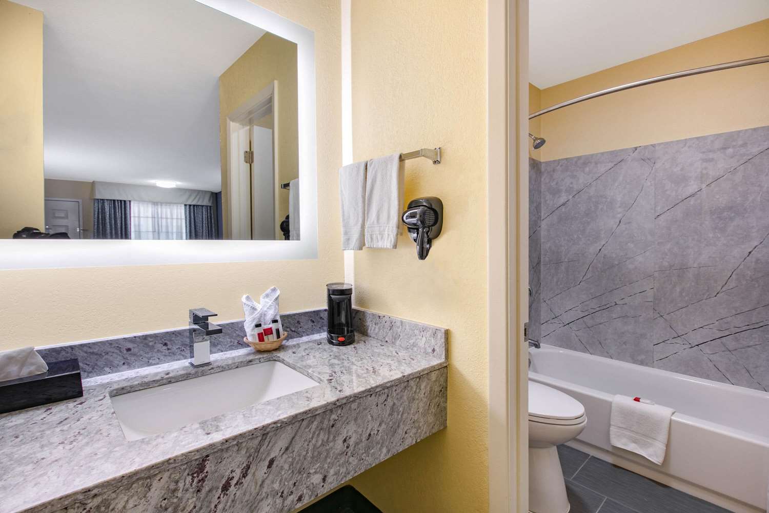Days Inn by Wyndham Waco 24/27