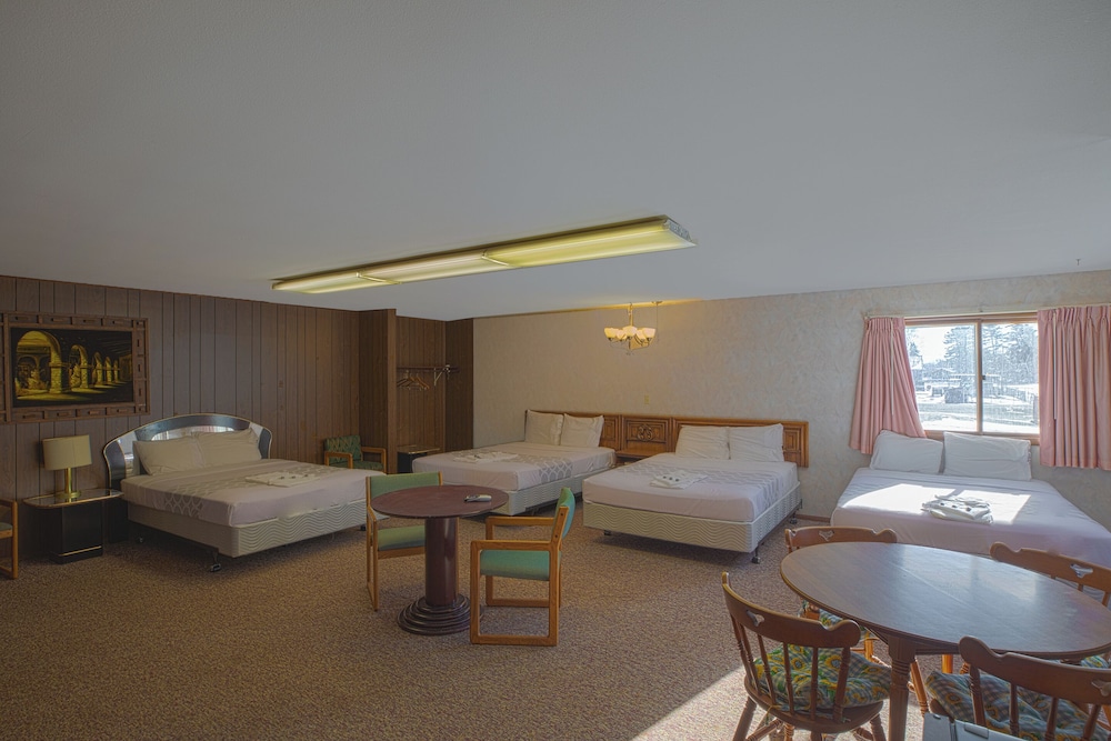 Love Hotels Tomahawk at Lake Mohawksin WI 25/49