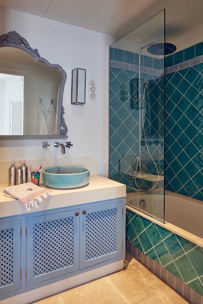 Cristine Bedfor Mahon Boutique Hotel 56/60