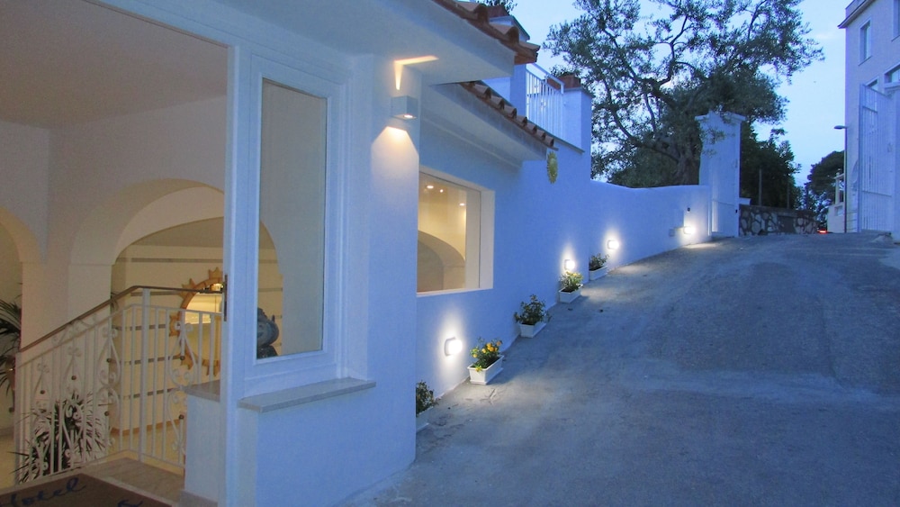 Boutique Hotel Helios - Adults Only 73/74