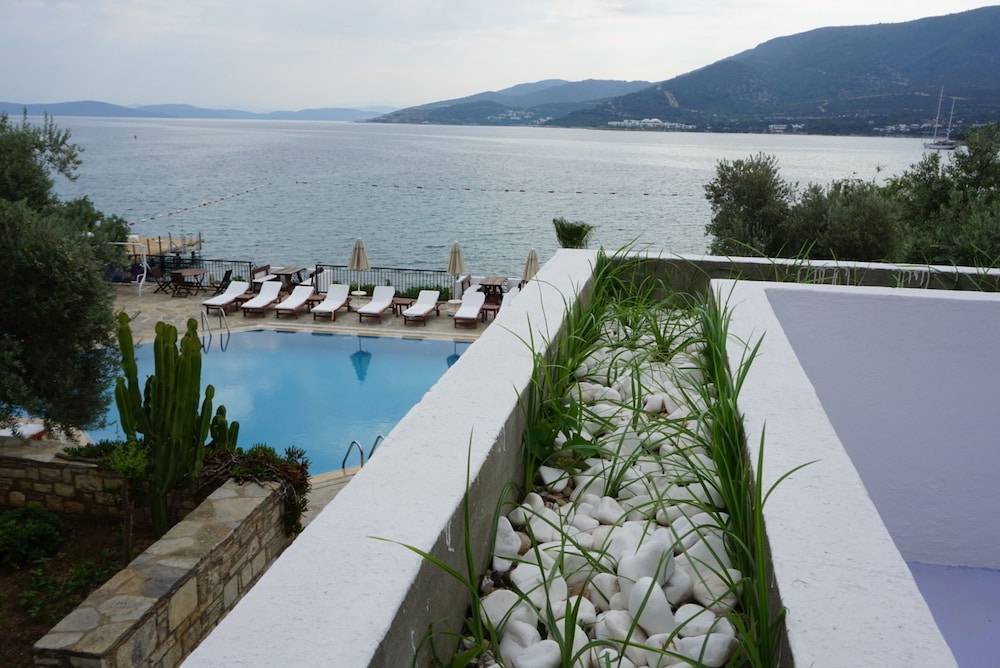 Omar Hotel 8/40