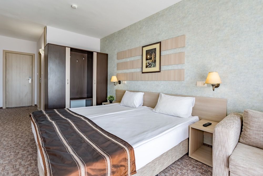HI Hotels Imperial Resort 12/50
