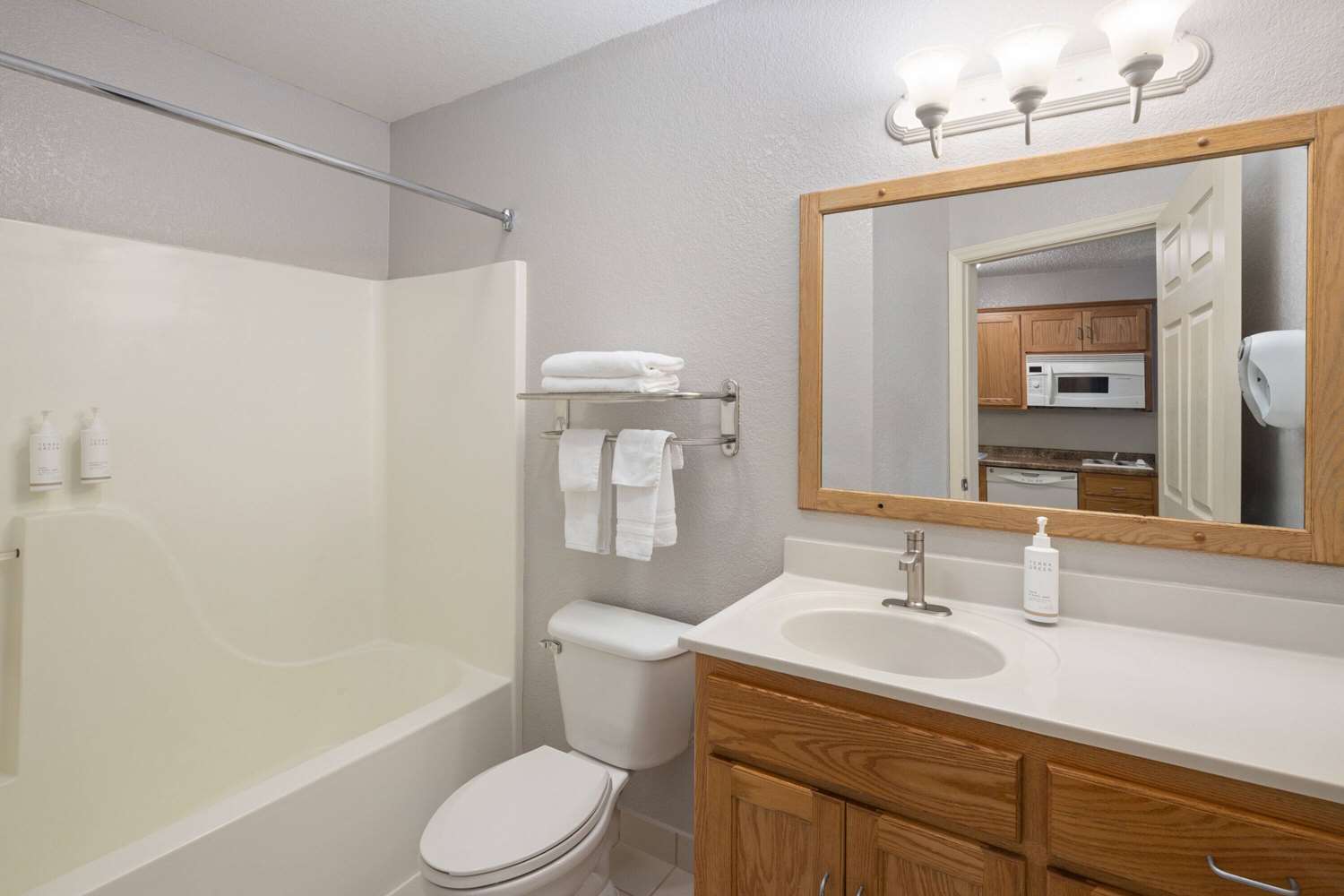 Days Inn & Suites by Wyndham Green Bay WI. 36/38