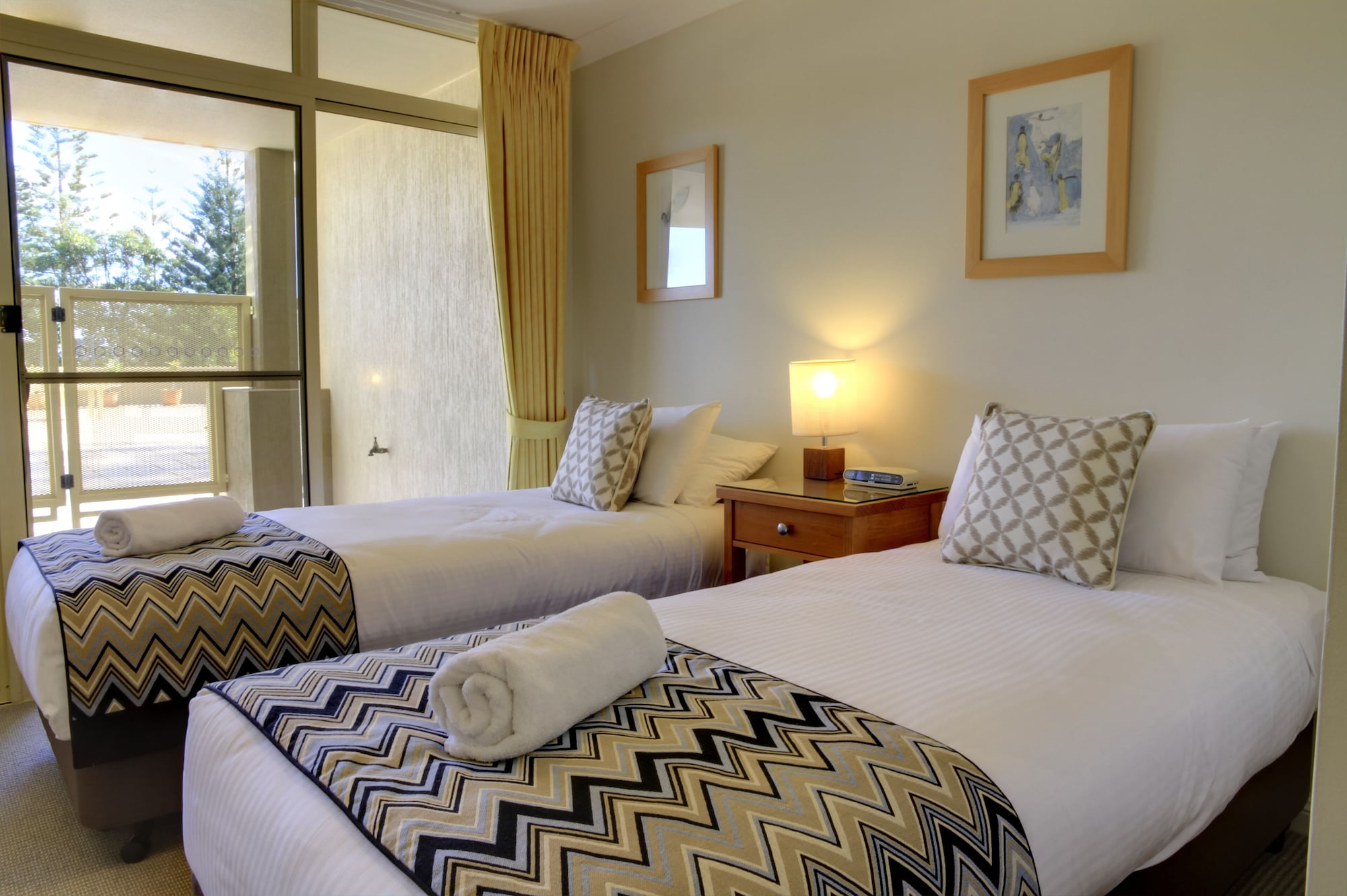 3 BEDROOMS, COURTYARD, APARTMENT