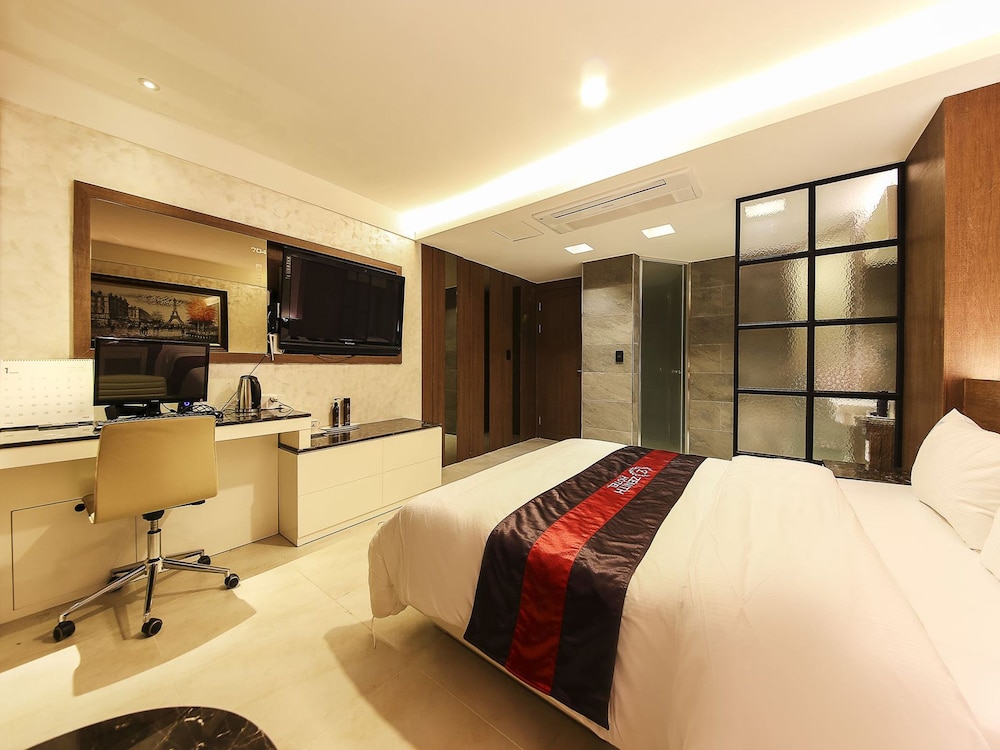 Zenith Hotel 31/63