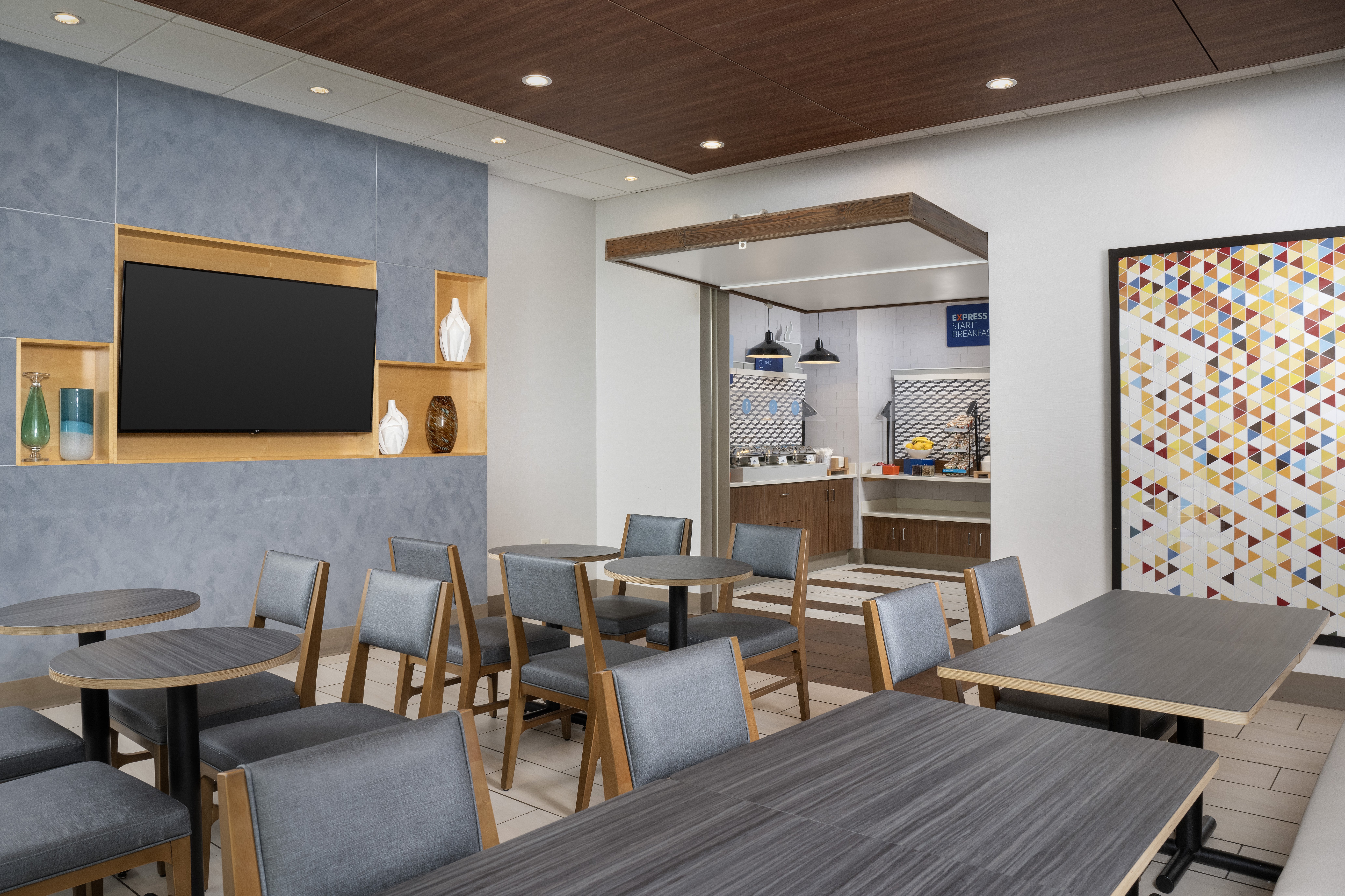 Holiday Inn Express Suites Pittsburgh North Shore 54/60