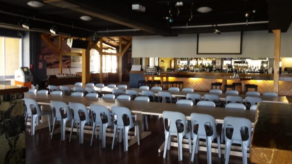 LAKE JINDABYNE HOTEL 51/75