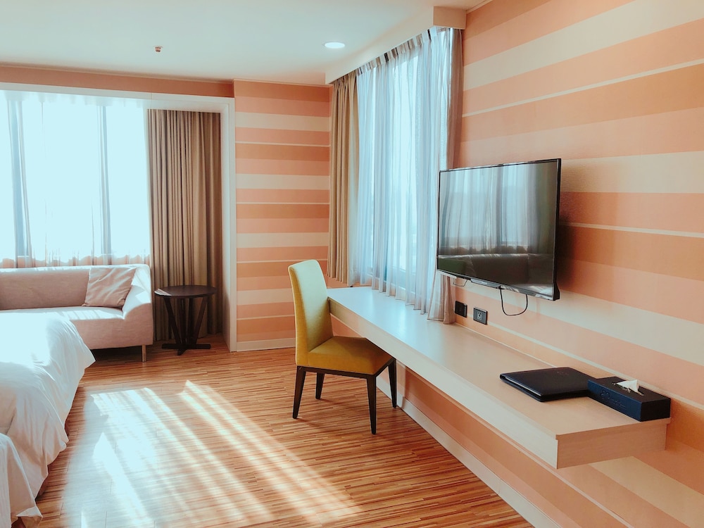 We Meet Hotel 47/68