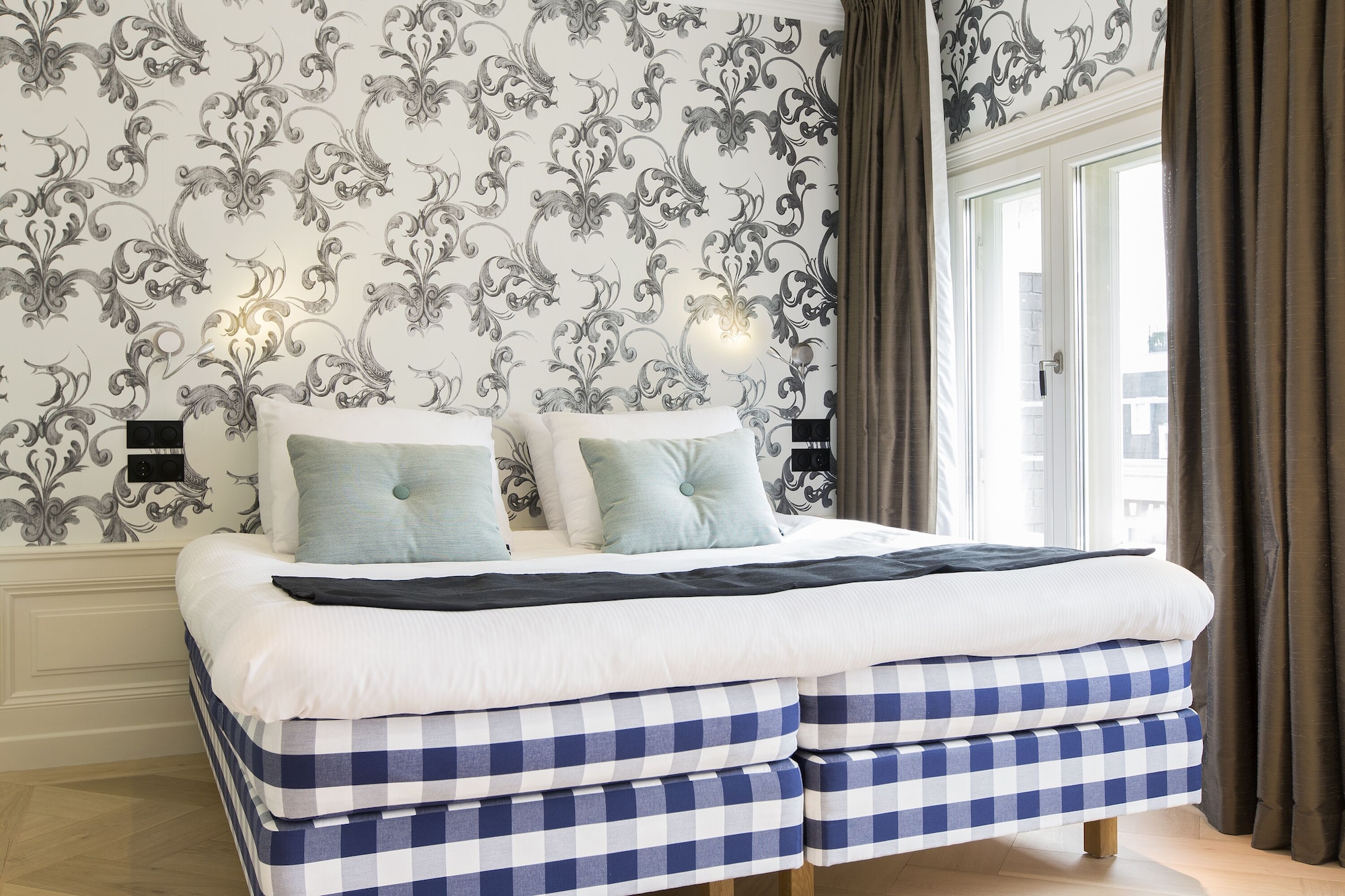 DELUXE, QUEEN BED