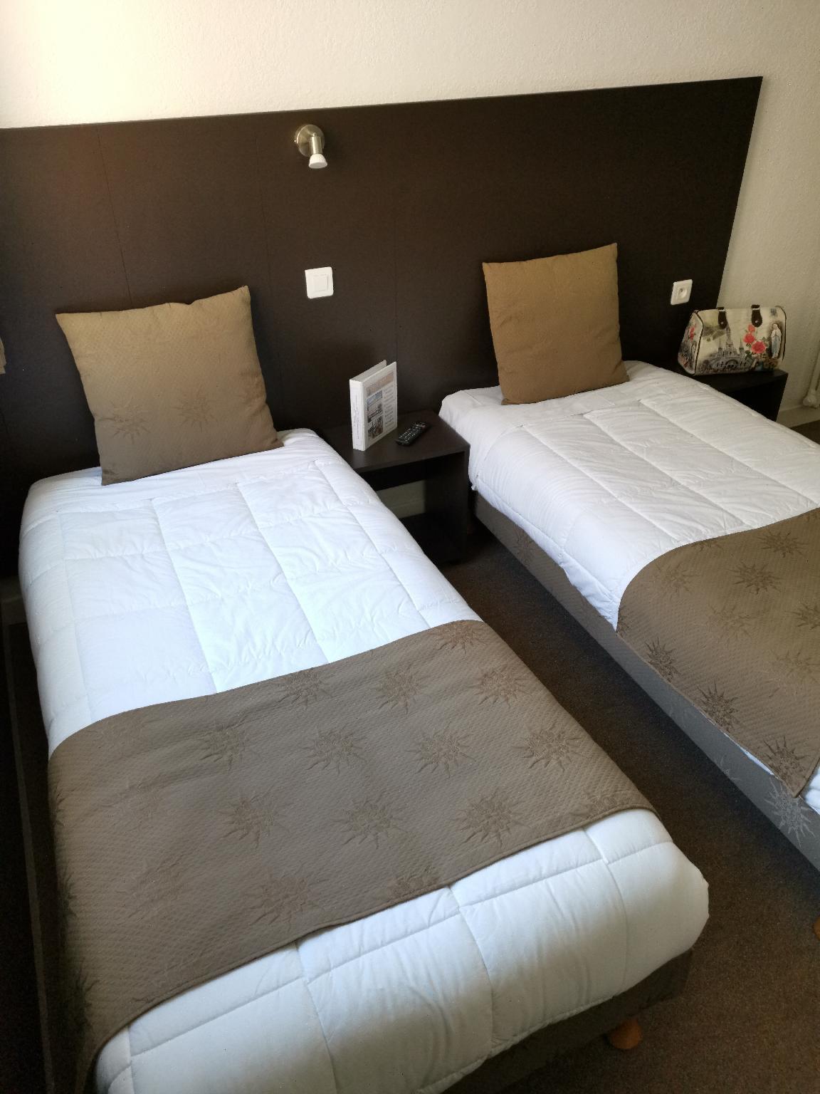 Courtyard, Twin Beds