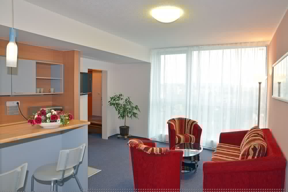 Avanti Hotel 45/72