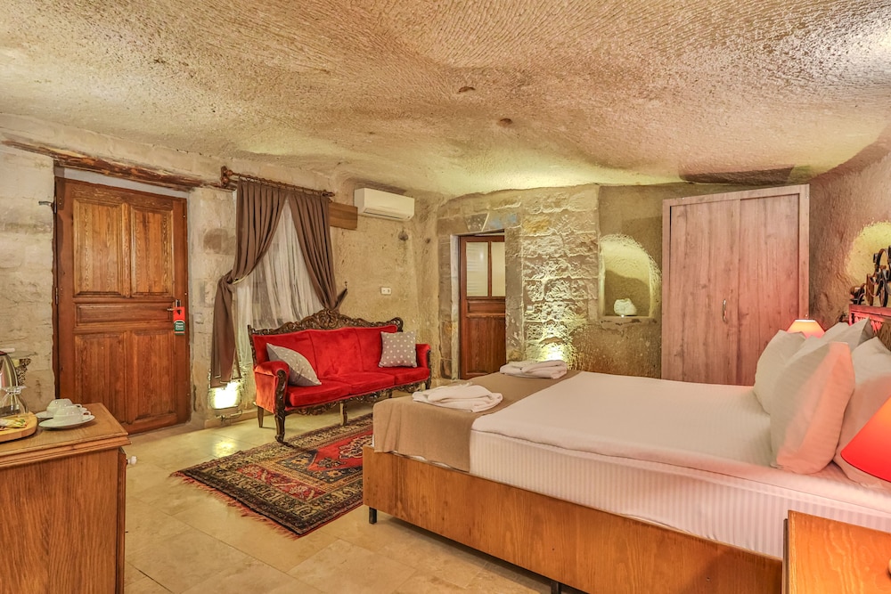 Bedrock Cave Hotel 8/50