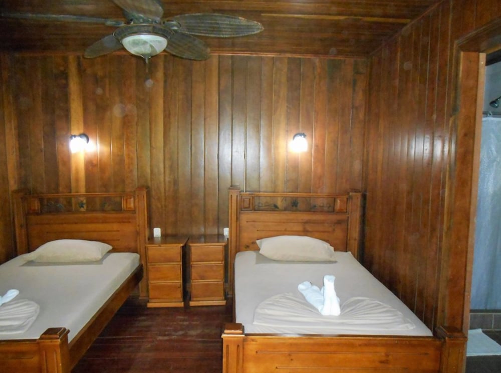 Miss Junies Lodge 17/44