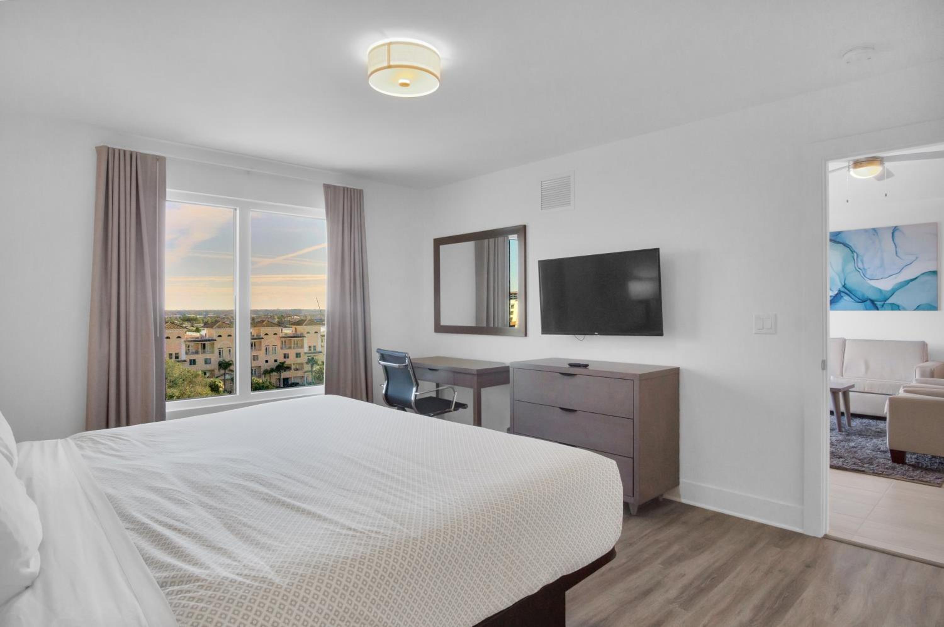 2 Bedrooms, Suite, Bay View