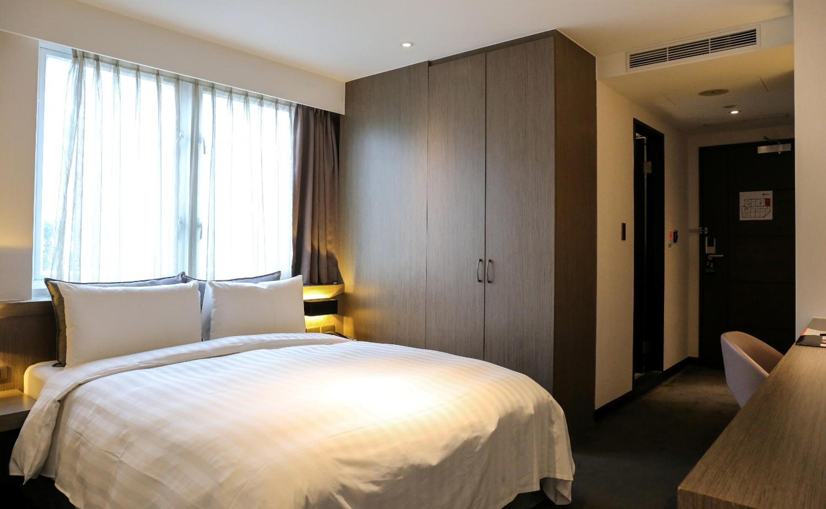 ROOM, CITY VIEW, CORNER