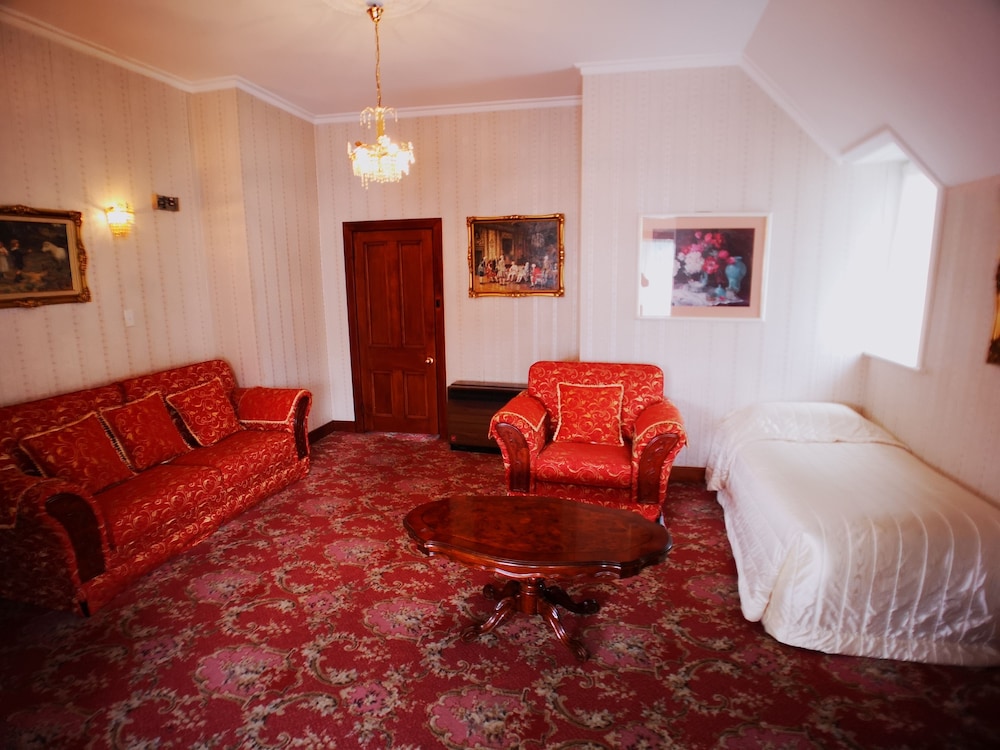 MOTEL MAYFAIR ON CAVELL 21/74