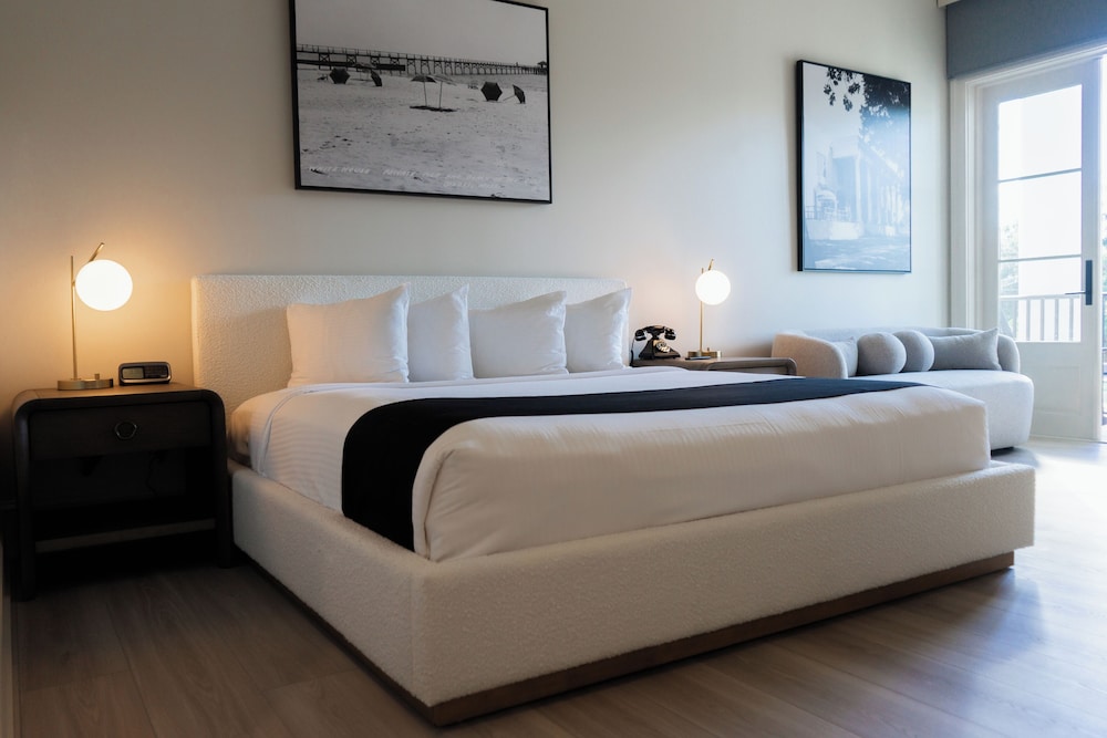 DELUXE, KING BED