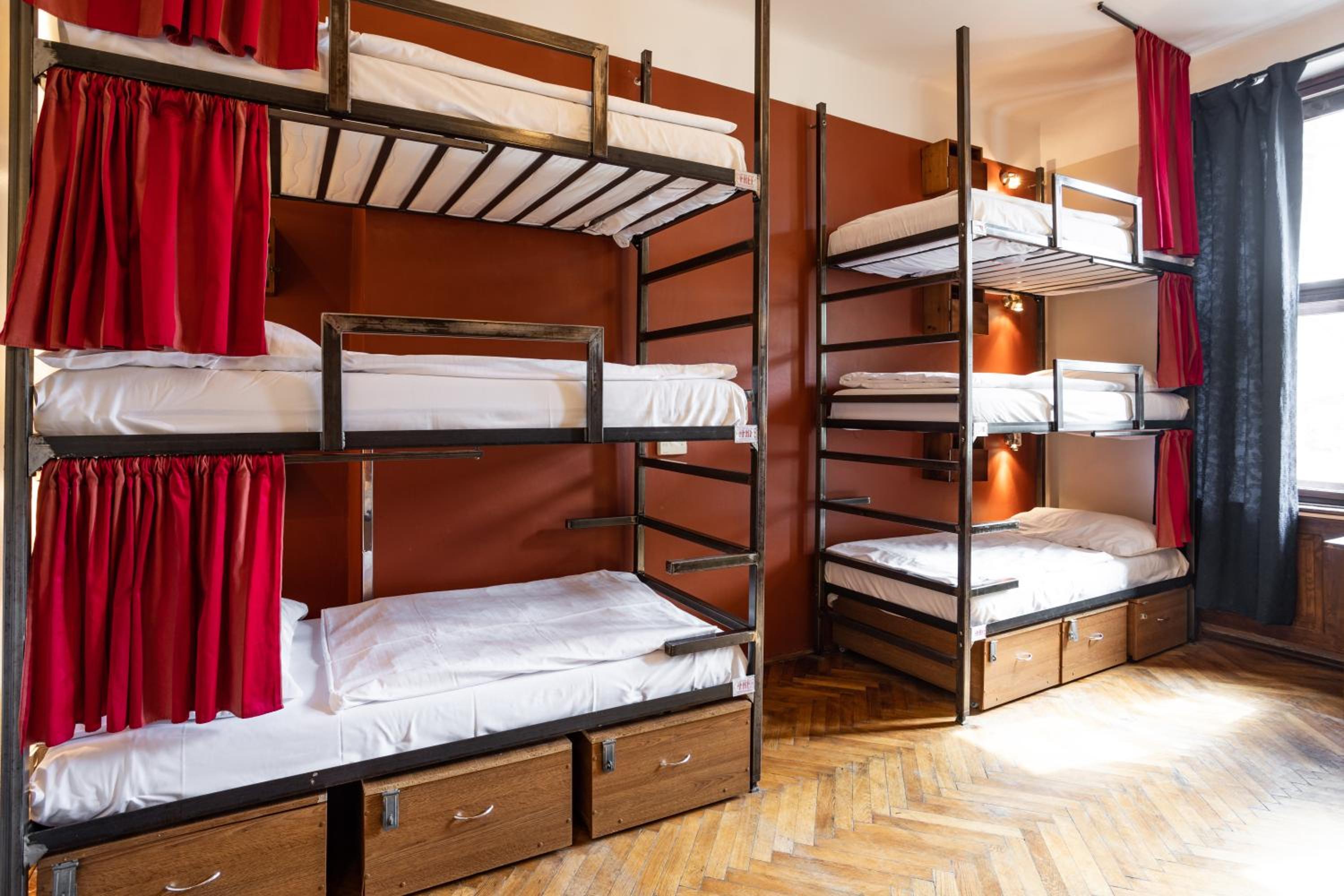 سكن مشترك مختلط، Sir Toby Apos S Hostel 2/6