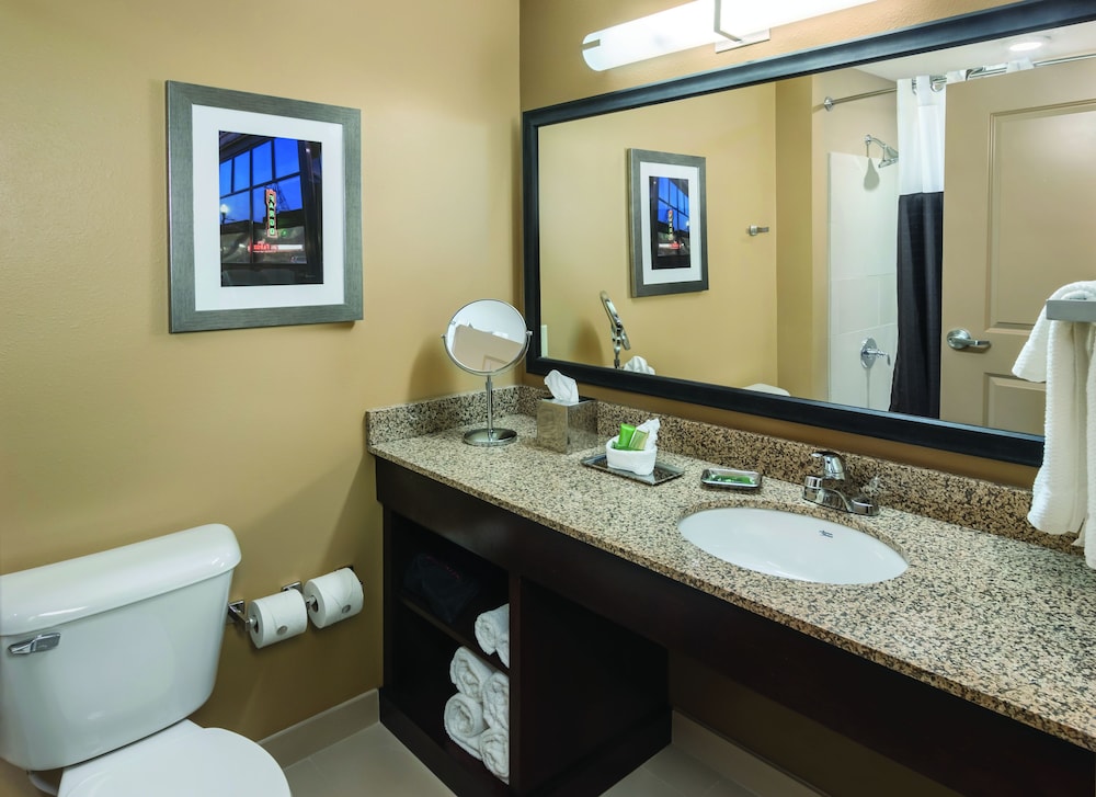 WALKOUT, DELUXE, 2 QUEEN BEDS