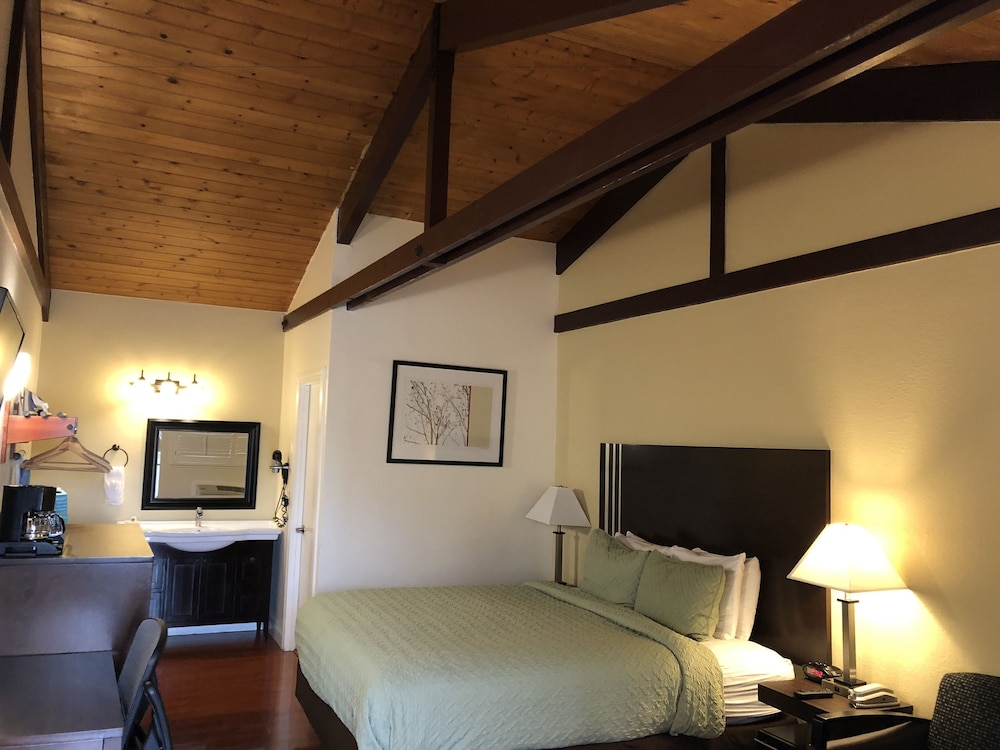 TRADITIONAL, KING BED