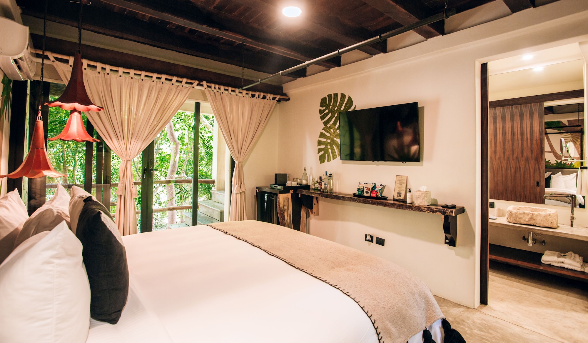 JUNGLE, SUITE, BATHTUB