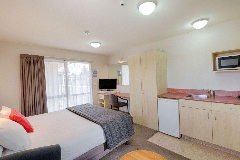 SUPERIOR, STUDIO, QUEEN BED