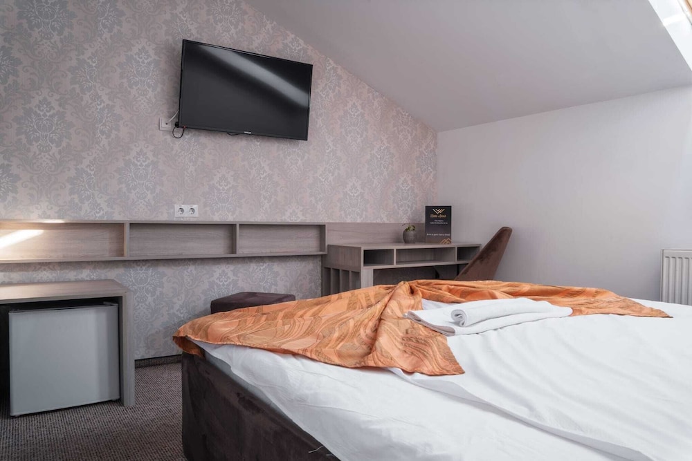 Budget, Double Bed, Attic، Alexis Hotel 3/10