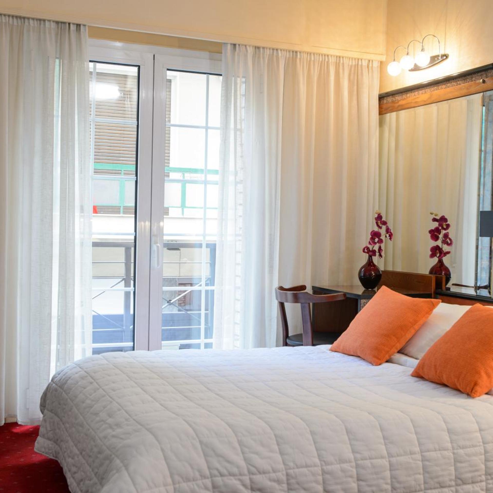 Room, Double Bed, Small Balcony, Victory Inn 4/10