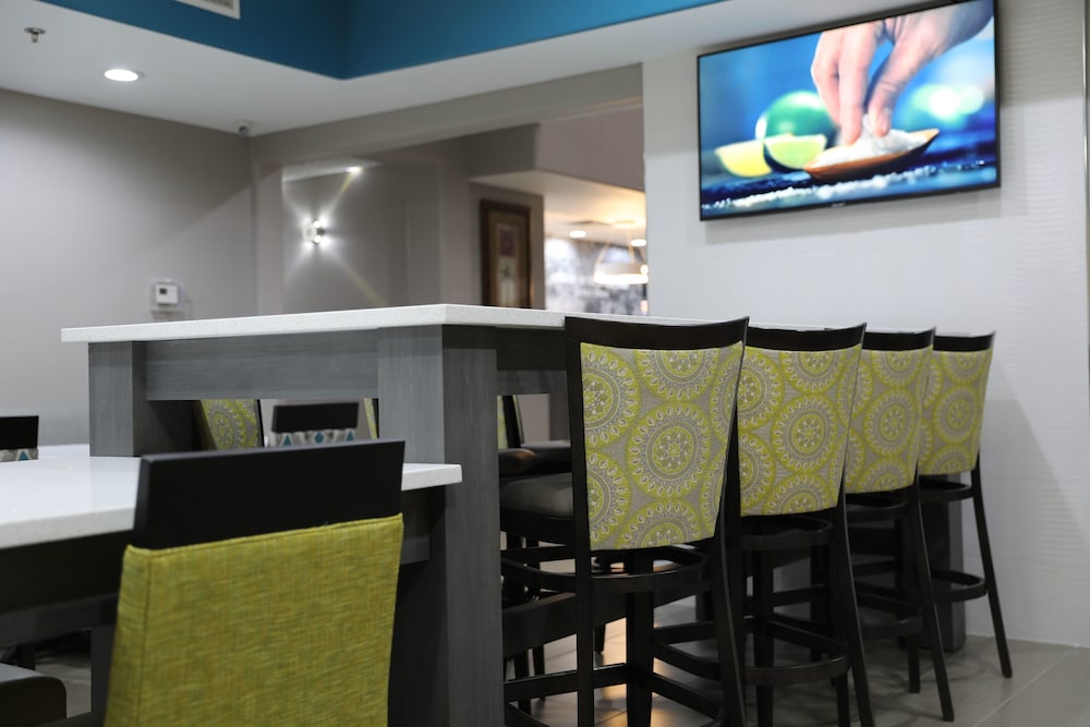La Quinta Inn Suites By Wyndham Sulphur Springs 42/47