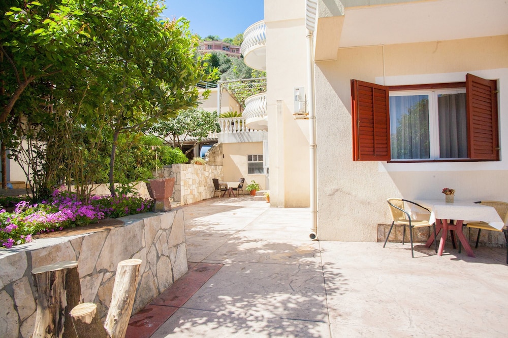 Villa Mitrovic 3/50