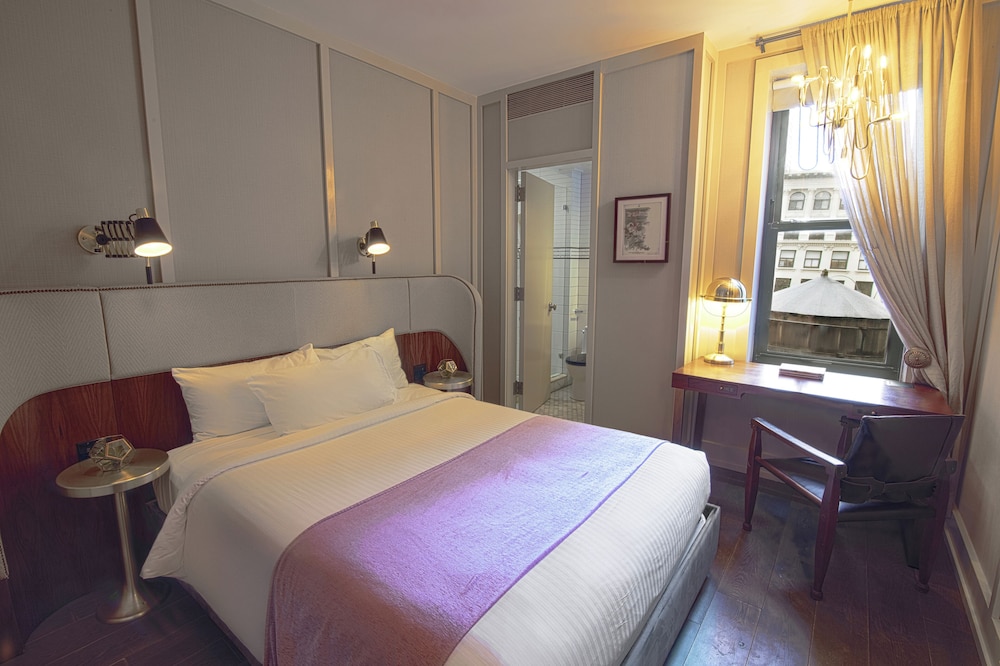 DELUXE, QUEEN BED