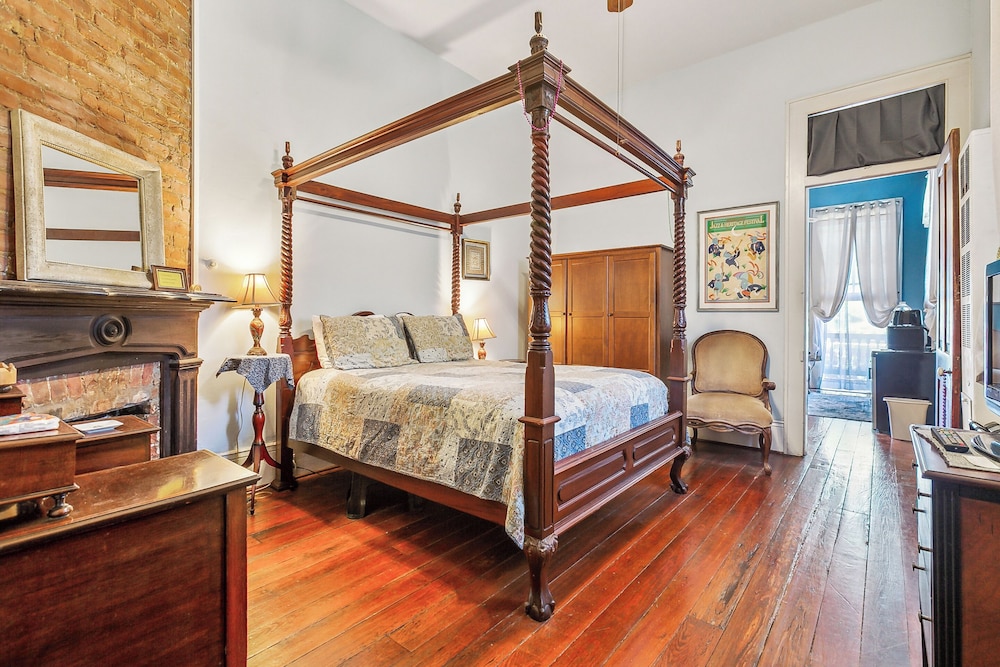 جناح بسرير كوين وسرير فردي، Garden District B&B 2/4