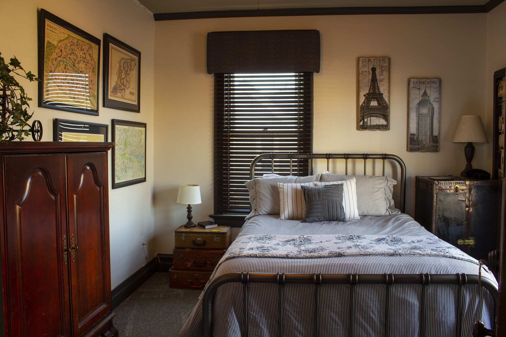 Travel, Suite, Queen Bed