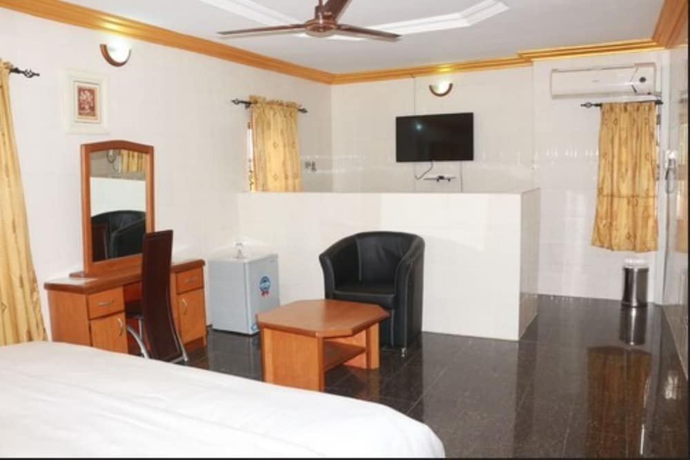 Cute Villa Hotel And Suites 8/17