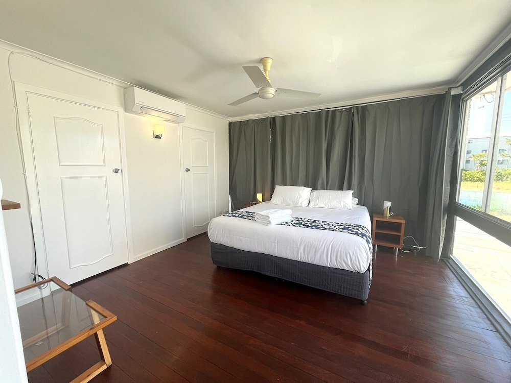 Tropicana Motel 8/50