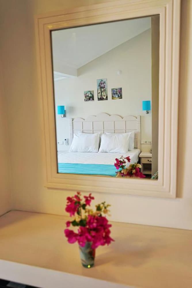 Bora Hotel 5/49