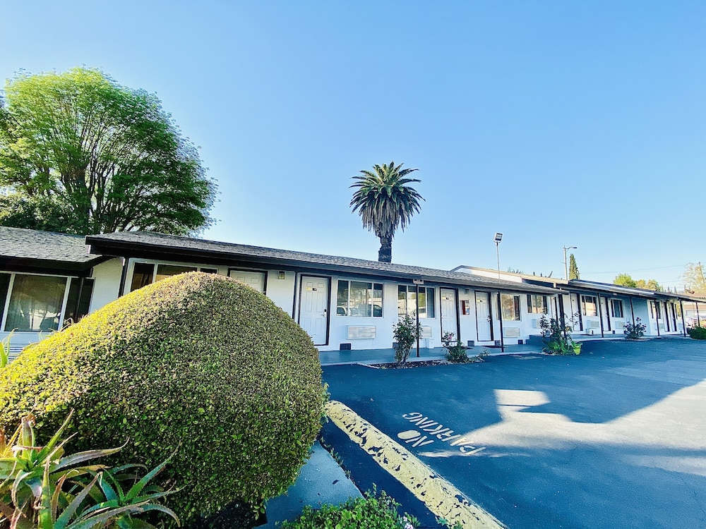 Casa Blanca Inn & Suites 58/67