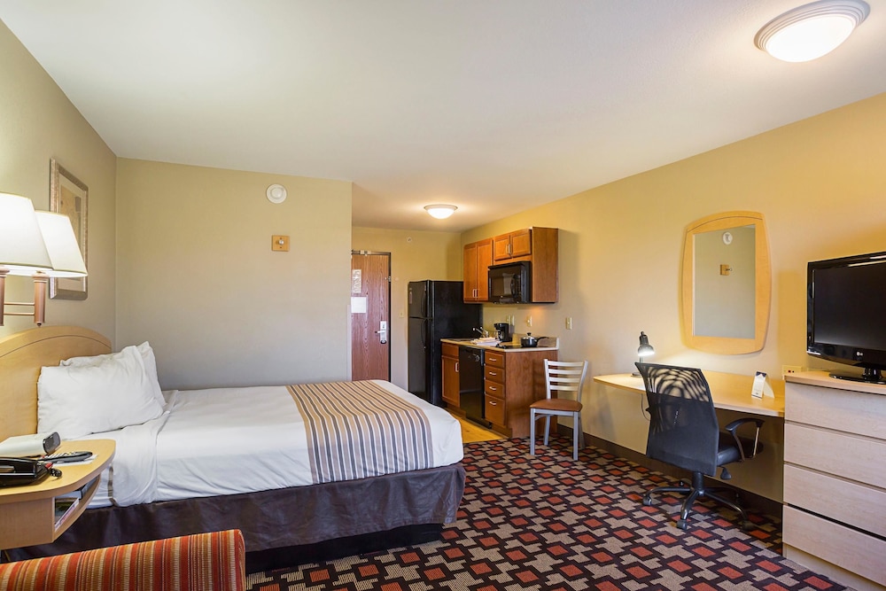 Birch Hill Suites Clarksville 10/35