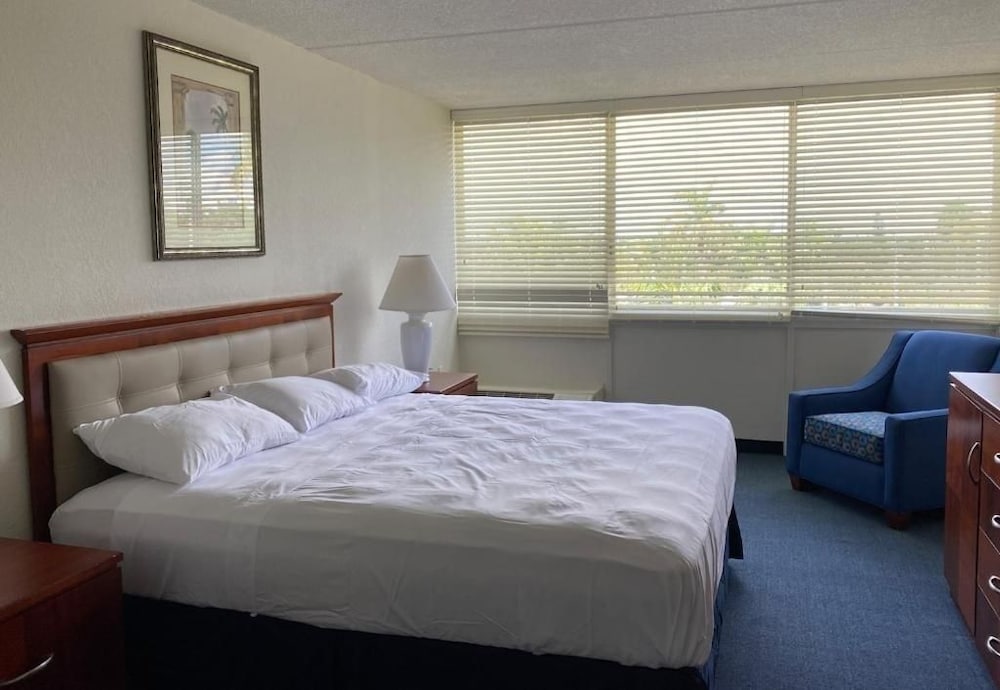 DELUXE, KING BED