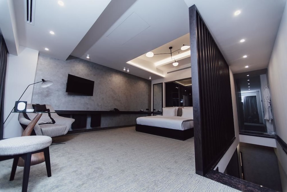 Aghababyan S Hotel 10/77